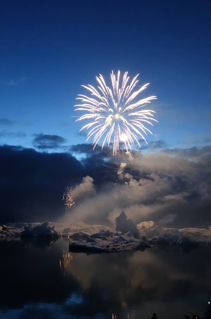 ヨークルスアゥルロン氷河湖での花火大会１
