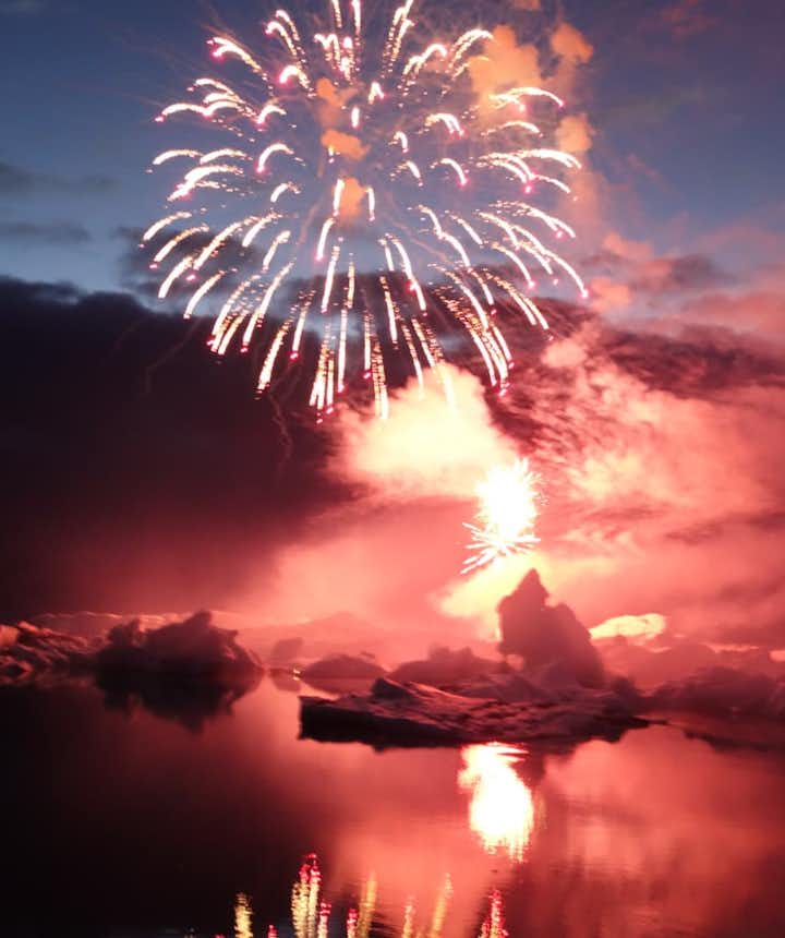 ヨークルスアゥルロン氷河湖での花火大会