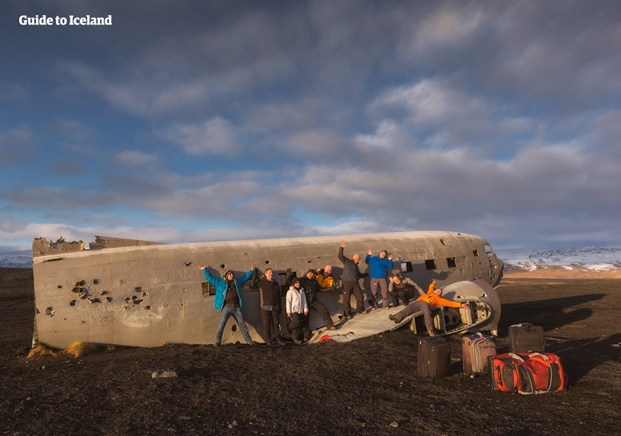 C'est bien de grimper sur l'épave de l'avion DC dans le sud de l'Islande, à condition de faire attention.