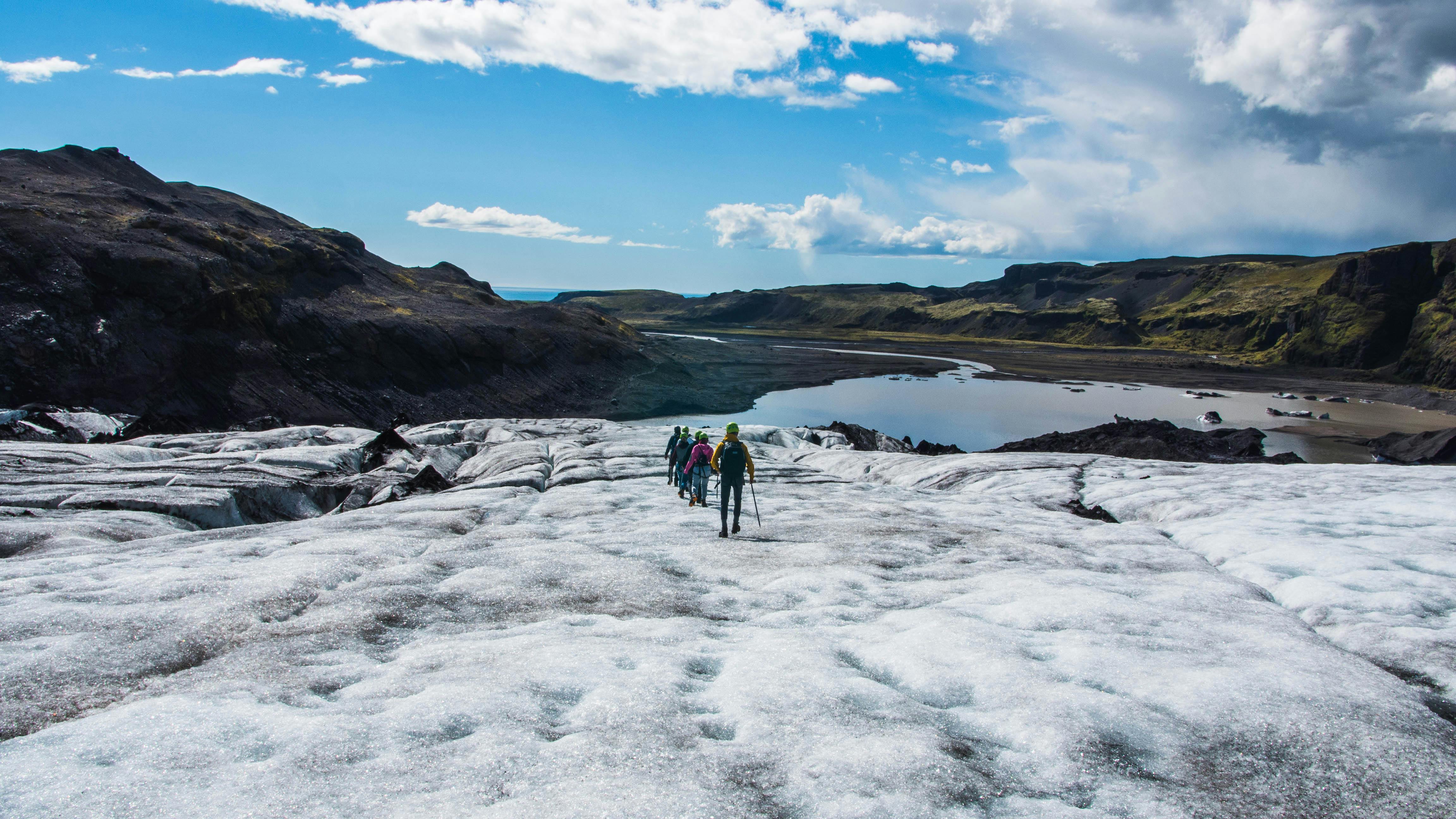 在冰岛冰川巅峰，领略壮阔的全景