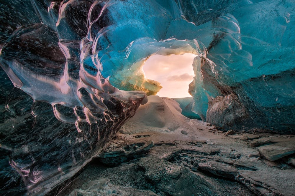 Les grottes de glace se forment par l'eau de fonte qui ruissellent à travers le glacier durant les mois d'été.