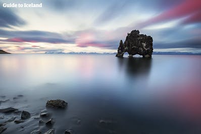 冰岛北部的犀牛石Hvitserkur高达15米，也称象鼻石。