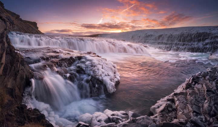 Der Wasserfall Gullfoss, eine der Sehenswürdigkeiten am Goldenen Kreis, ist einer der schönsten Wasserfälle Islands.