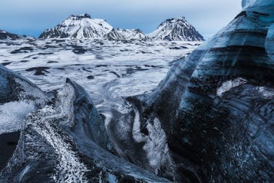 南海岸のミールダルスヨークトル氷河の万年雪には火山灰の黒い層が見える