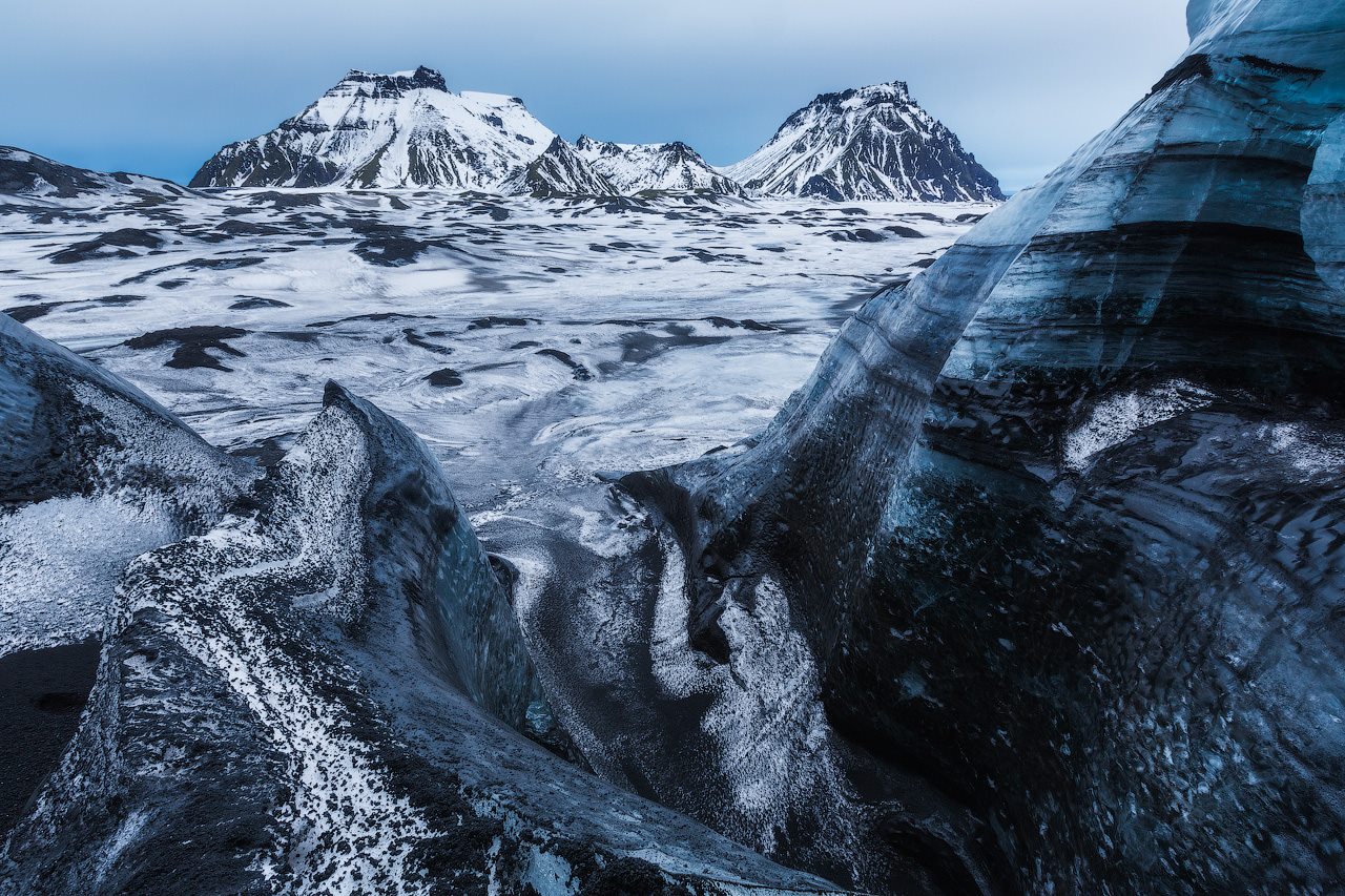 Das weiße Eis des Mýrdalsjökull-Gletschers an der Südküste ist mit Streifen schwarzer Vulkanasche durchzogen.