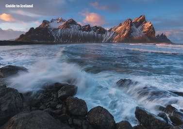 Découvrez des montagnes déchiquetées et des vues spectaculaires sur la côte lors de votre visite en Islande orientale.
