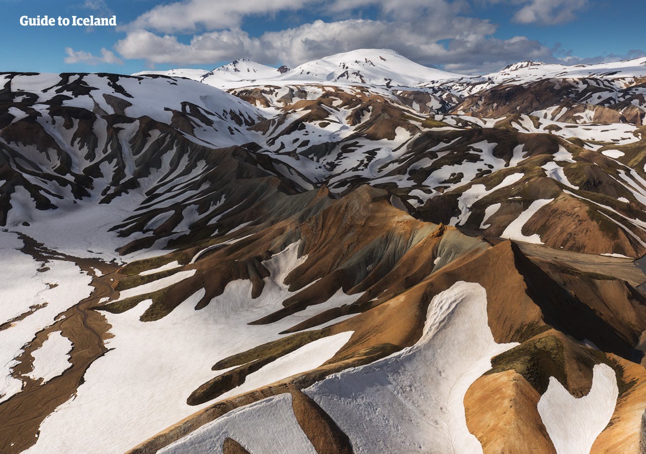 冰岛内陆高地兰德曼纳劳卡的冬日山川雪景
