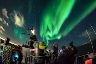 Observation d'aurores boréales à bord d'un bateau | Au large de Reykjavik