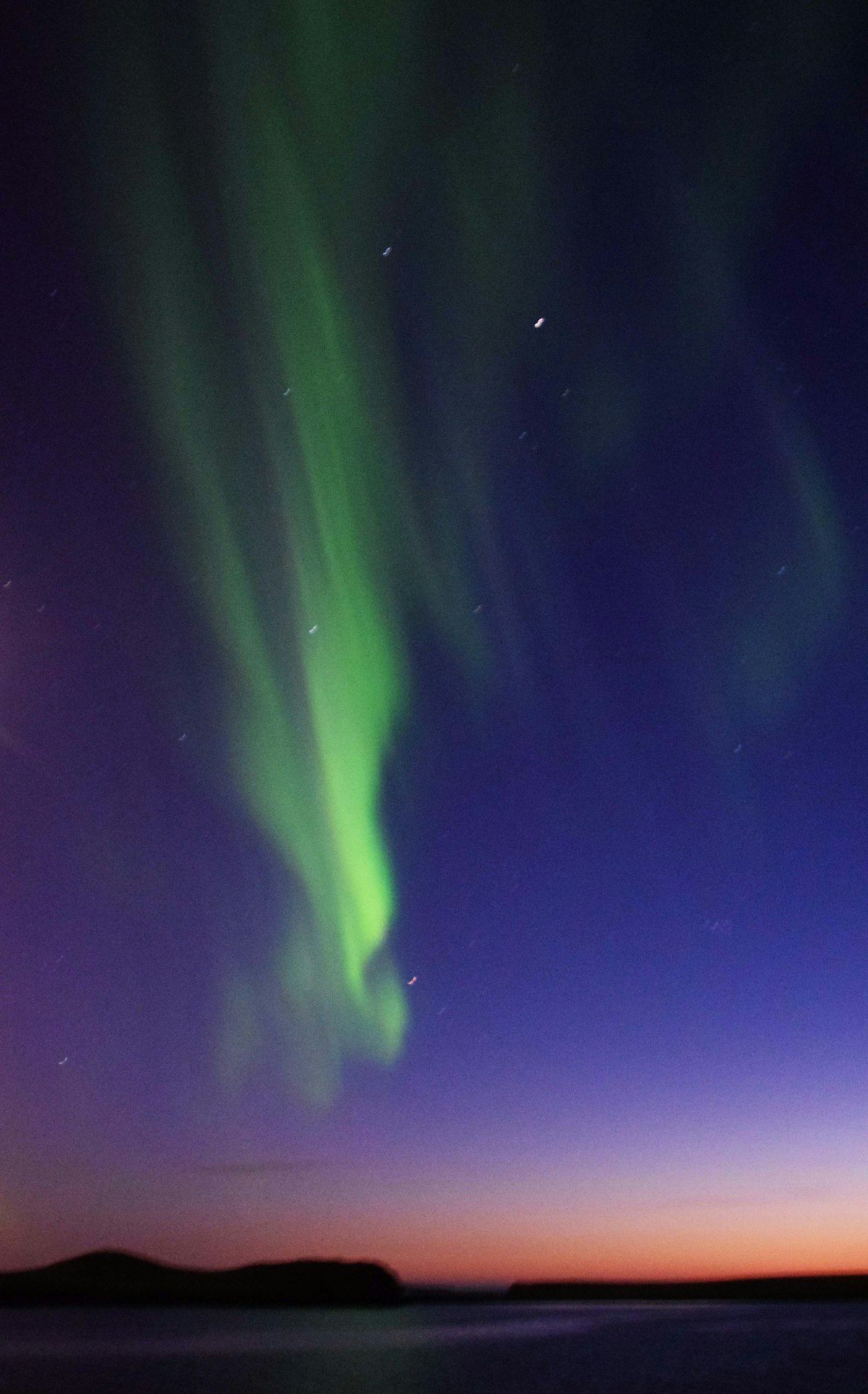 L'aurora boreale illumina il cielo di verde, rosa e giallo: le immagini  spettacolari