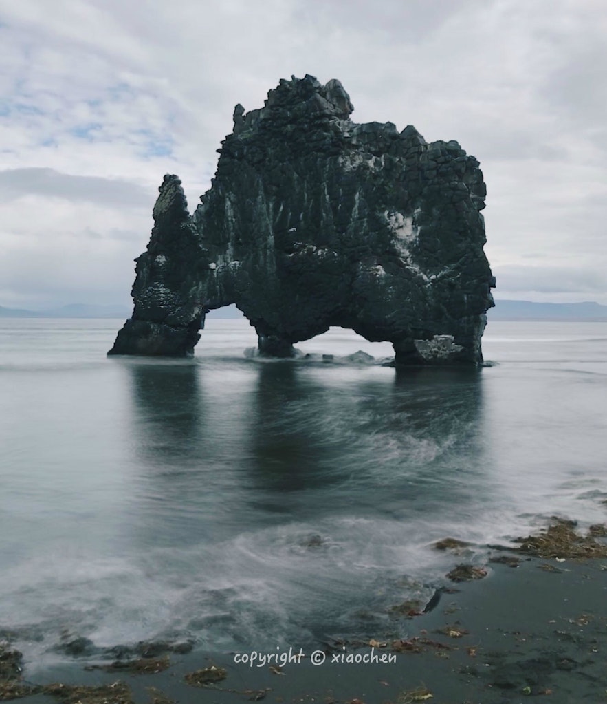 不断被海水冲击着的冰岛明景犀牛石
