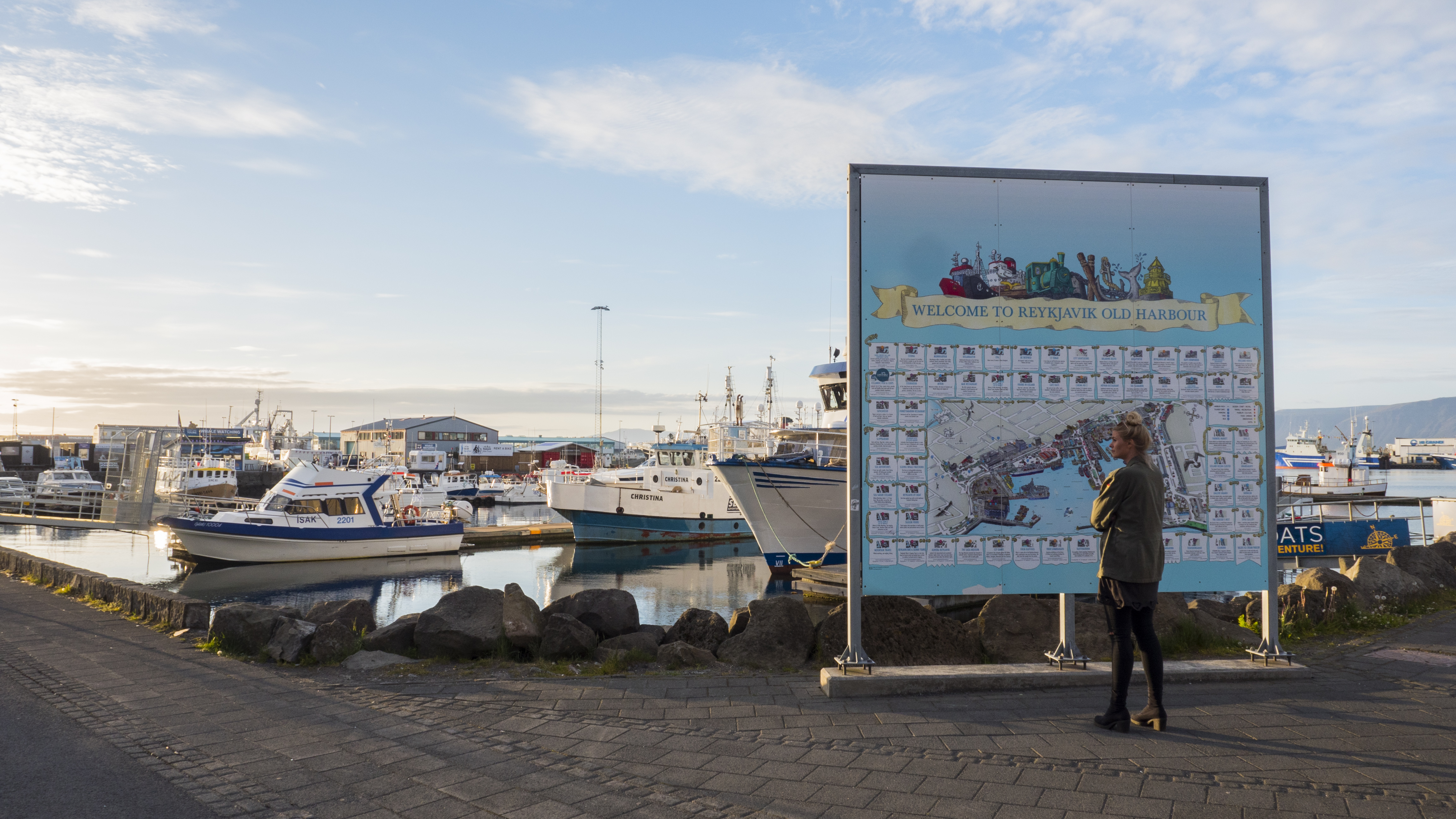 冰岛首都雷克雅未克市中心地区的旧港景色温柔，是许多观鲸、观海鹦旅行团的出发地点