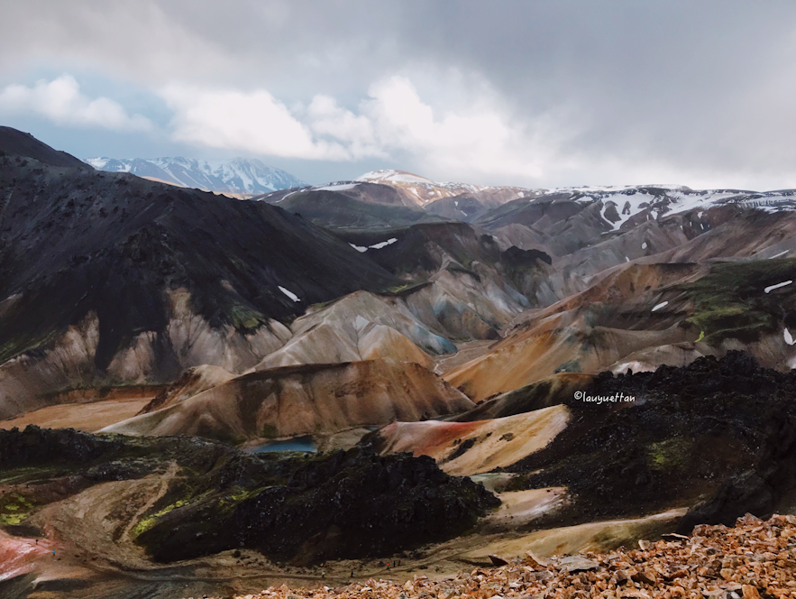 彩色火山地區延綿不斷的山景彩色的地貌非常好看