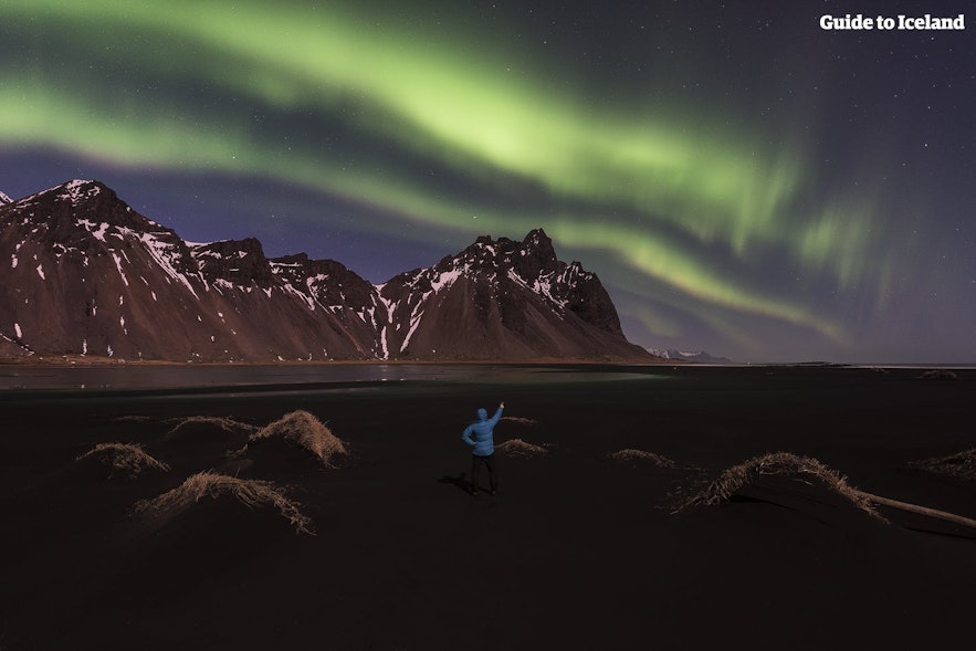 서부 아이슬란드의 베스트라호른 위에서 눈부시게 빛나는 오로라!