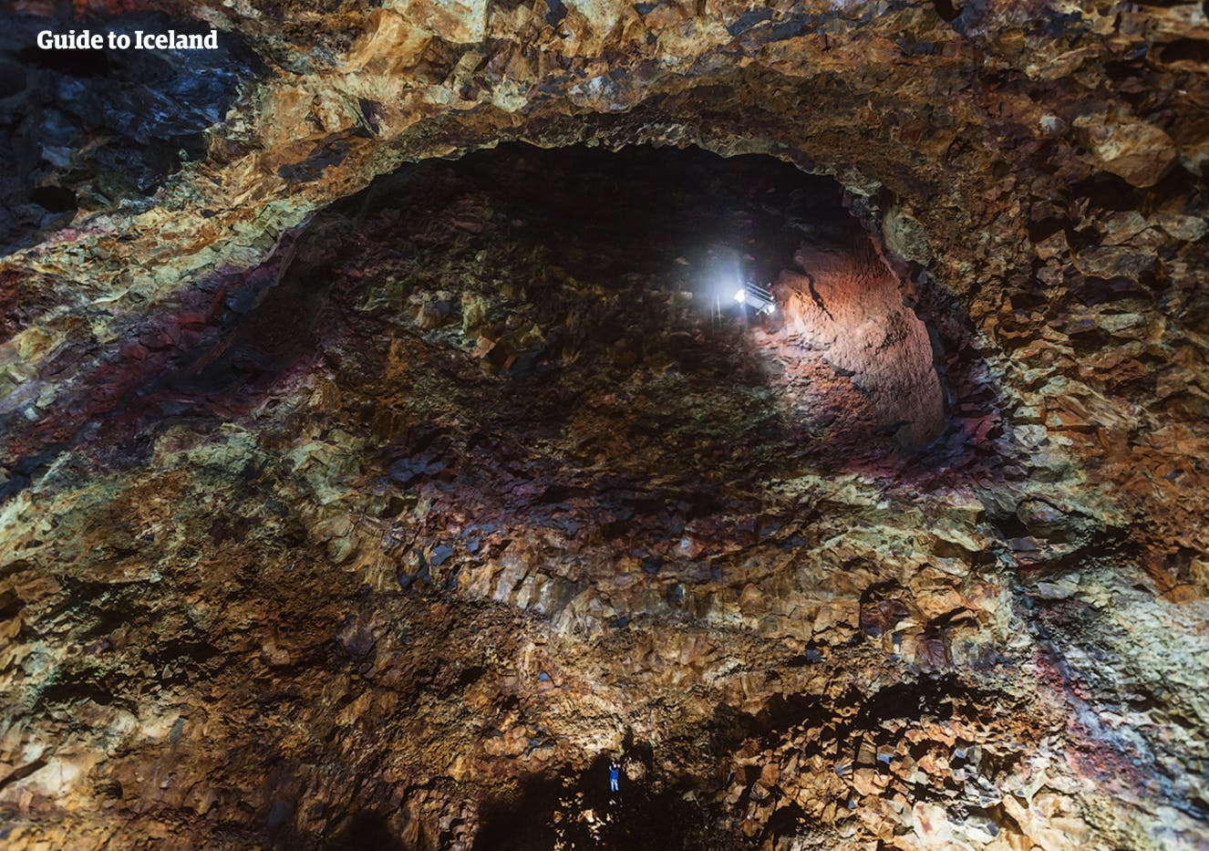 参加火山内部遨游，深入色彩斑斓的岩浆房内部，领略冰岛的火之一面。