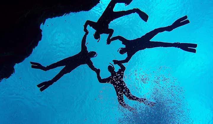 Sentez l'apesanteur en flottant dans les fissures de Silfra lors de votre excursion de plongée avec tuba.