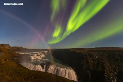 冰岛全岛都可以看到北极光，靠南的黄金圈也不例外，图中的黄金瀑布罕见的同时罩在北极光与月光彩虹之下