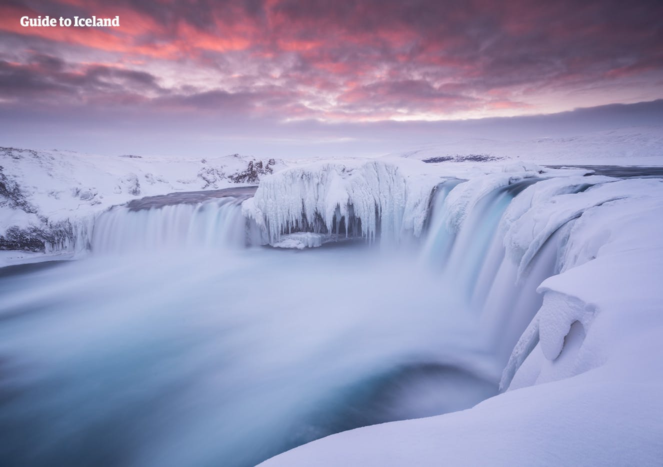 Wodospad Goðafoss, północna Islandia, zimą skuty lodem i śniegiem.