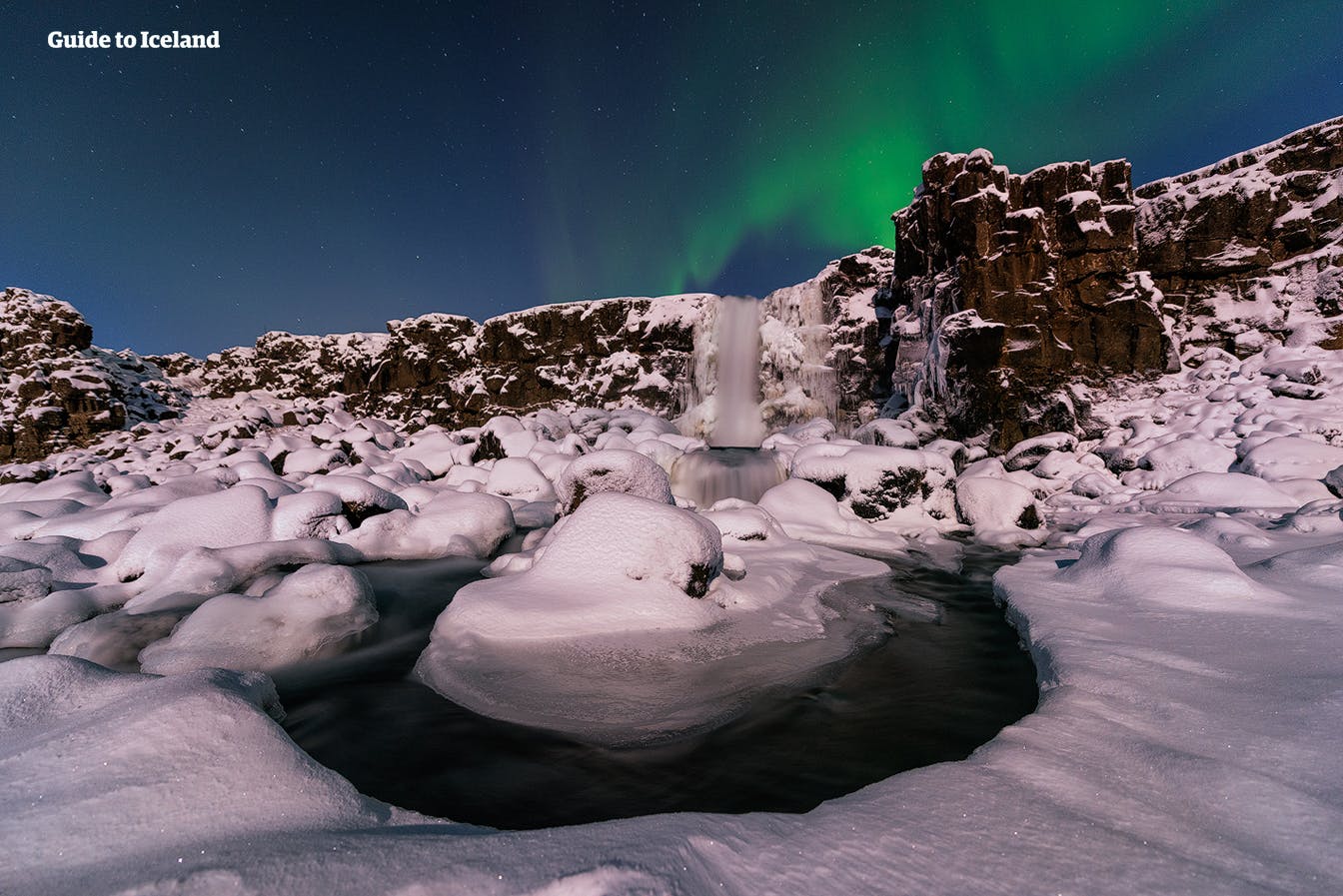 Öxarárfoss to wodospad w południowo-zachodniej Islandii, przedstawiony zimą pod zorzą polarną.