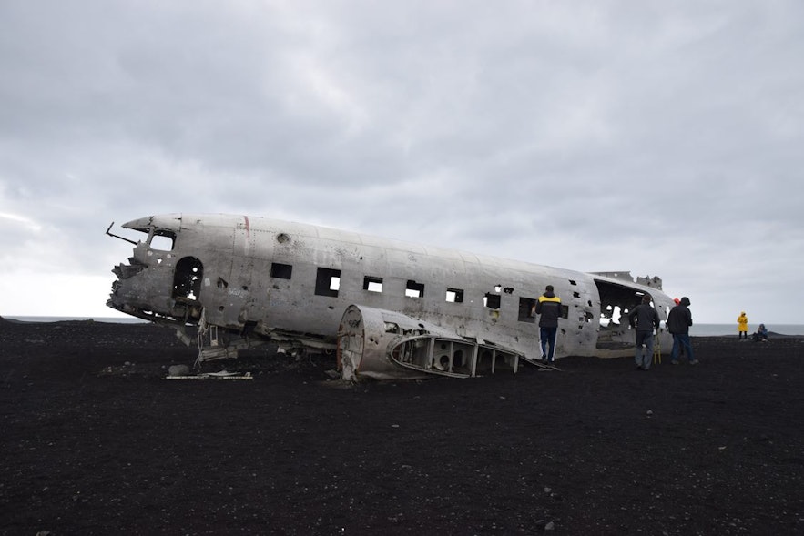 黒い荒野に佇むDC-3飛行機の残骸