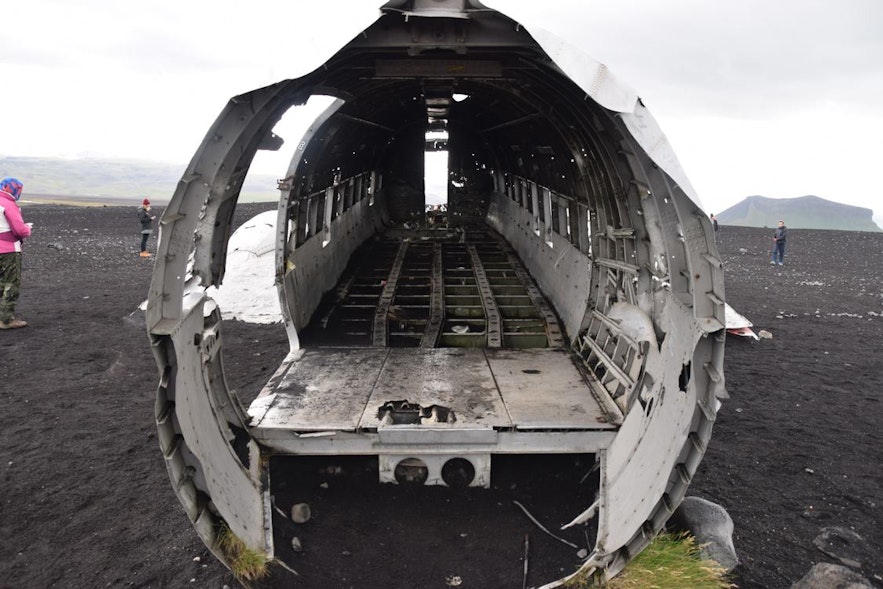 DC-3飛行機の残骸内部、骨組みが見える