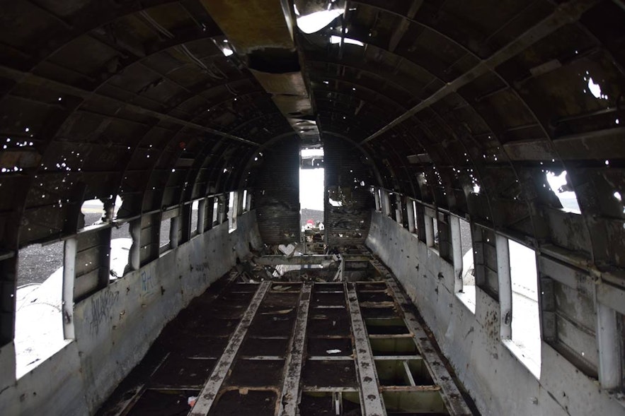 DC-3飛行機の残骸内部、壊れた窓から日が差している