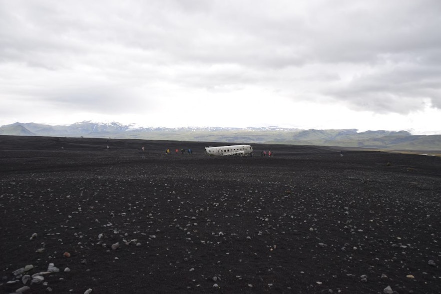 DC-3飛行機の残骸、後方にはミールダルスヨークトル氷河