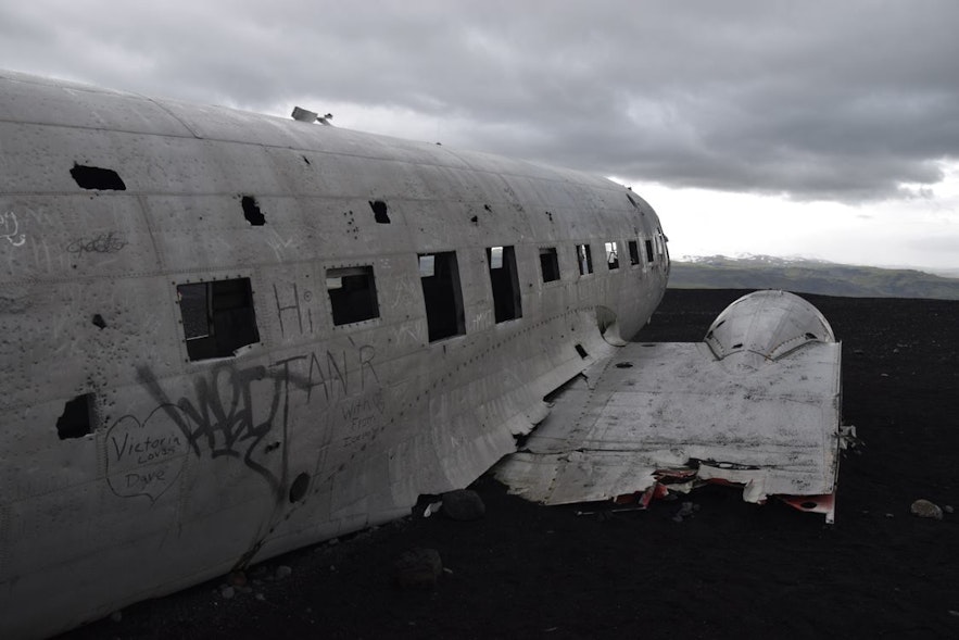 DC-3飛行機の残骸を反対側から撮影
