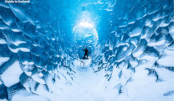 Visiter une grotte de glace à l'intérieur d'un glacier constitue une expérience inoubliable.