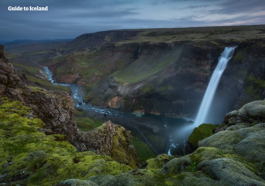 Haifoss瀑布从冰岛内陆高地的峡谷中壮丽倾泻而下