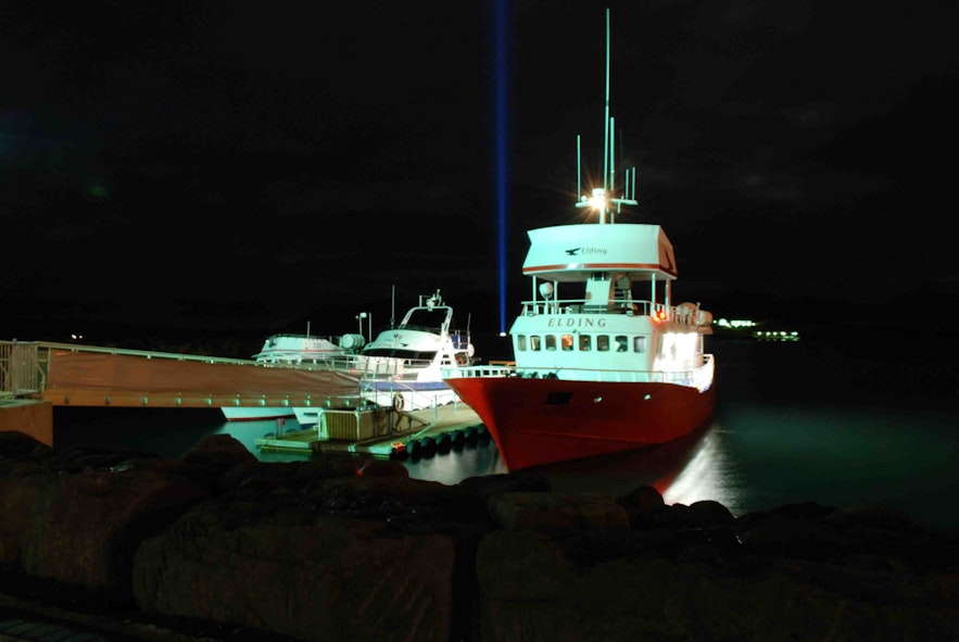 Durante todo el año, los barcos llevan a los visitantes desde Reikiavik a ver la Torre 'Imagina la Paz'.