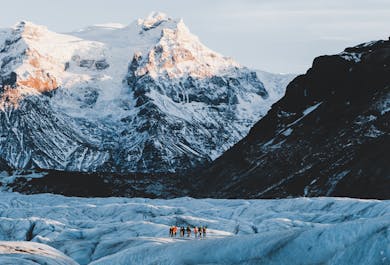 オーロラ＆氷の洞窟を見る1泊2日のアイスランド現地ツアー｜氷河ハイキングと氷河湖も