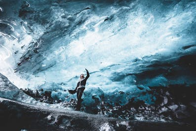 冰岛冬季南岸极光2日游旅行团｜冰川徒步+探秘蓝冰洞+杰古沙龙冰河湖
