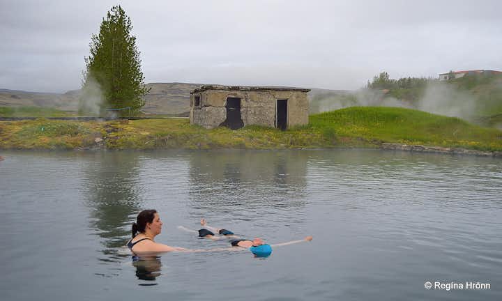 Regína getting a massage in the Secret Lagoon in South-Iceland
