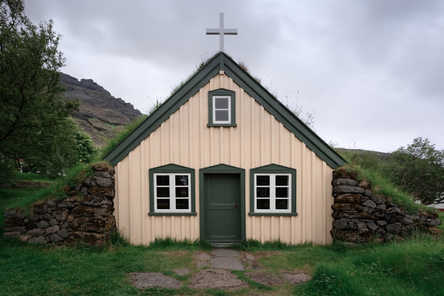 冰岛北部的传统草皮教堂
