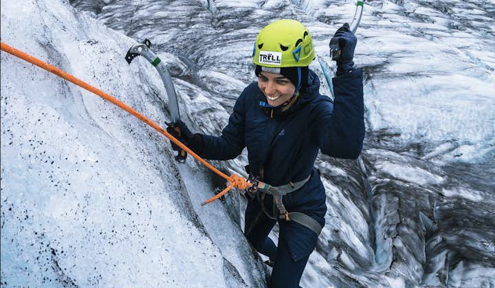 スカフタフェットル発｜氷河ハイキングとアイスクライミング体験