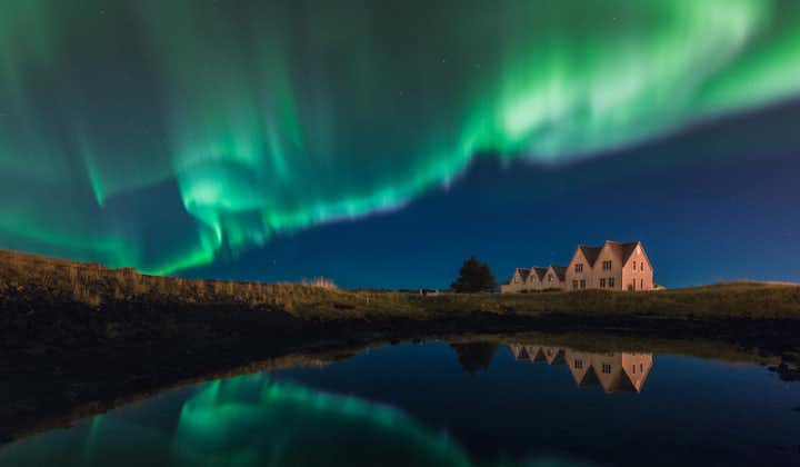 Revontulet tanssivat syksyisellä taivaalla Islannissa.