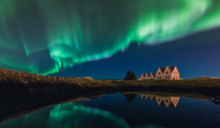 Zorza polarna tańczy po jesiennym niebie na Islandii.