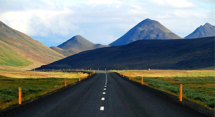 冰岛的公路两旁美景不断，非常适合自驾