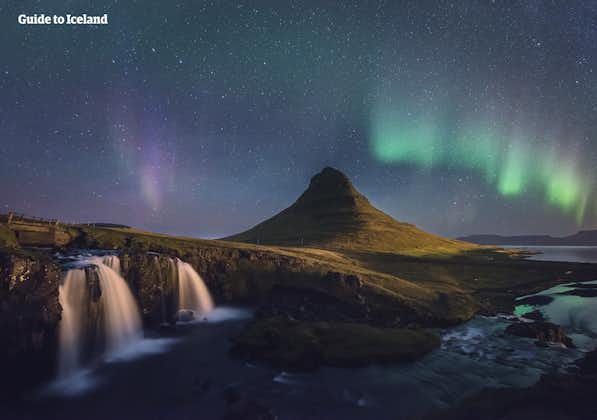 Les fabuleuses aurores boréales dansent dans le ciel, derrière l'une des montagnes les plus photographiées du pays, le mont Kirkjufell, sur la péninsule de Snæfellsnes.