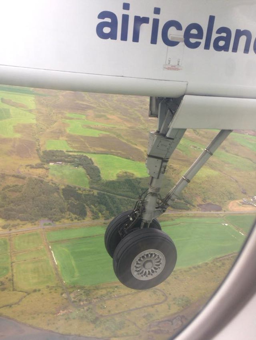 アークレイリ行きの飛行機内から飛行機の車輪が見える