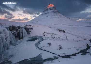 Der Berg Kirkjufell auf der Halbinsel Snaefellsnes, wie er sich in den kalten Wintermonaten präsentiert.