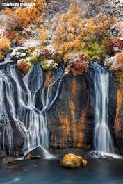 Der Name des Wasserfalls Hraunfossar in Westisland bedeutet "Lava-Wasserfälle".