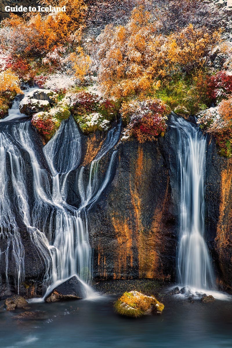 Nazwa wodospadu w zachodniej Islandii, Hraunfossar, oznacza „wodospad lawy”.