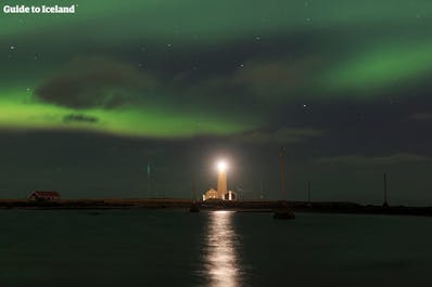 在冰岛雷克亚内斯半岛上空饿得北极光。