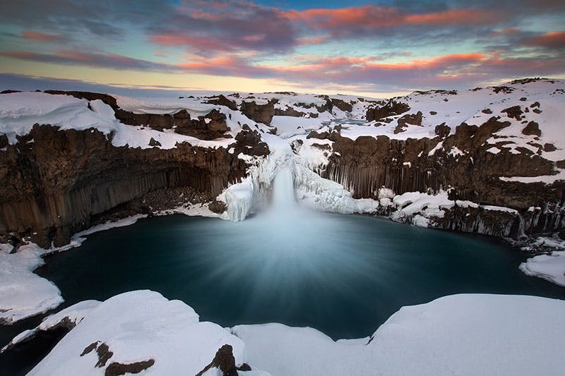 冰岛米湖地区因为有很多地热区，因此即使是在雪量很大的冬季，这些有地热的地区也不会完全被白雪覆盖