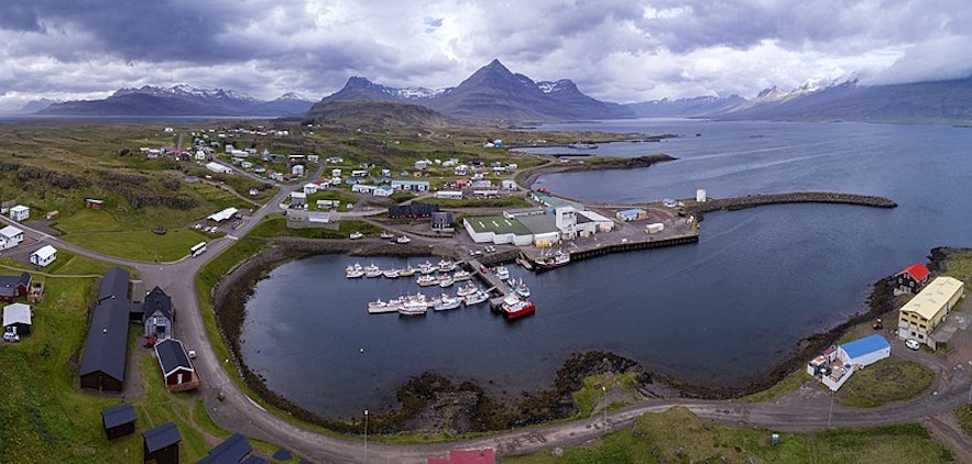 冰岛都皮沃古尔（Djúpivogur）小镇是位于冰岛东部峡湾内的幽谧峡湾小镇