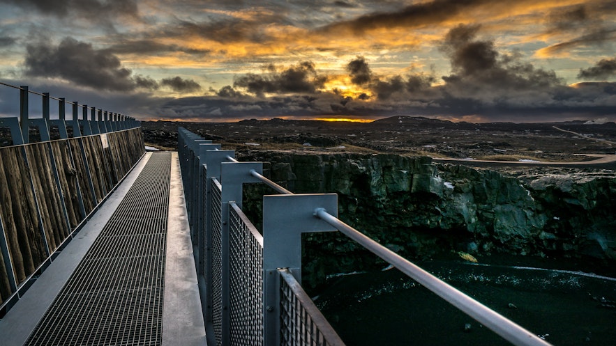 午夜阳光下的横跨两大洲之桥。