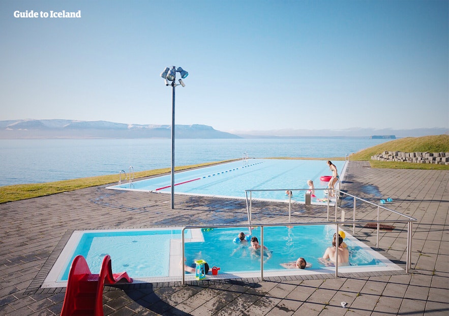 海風景が見渡せるホフソゥスの温水プールで楽しい夏を過ごそう！