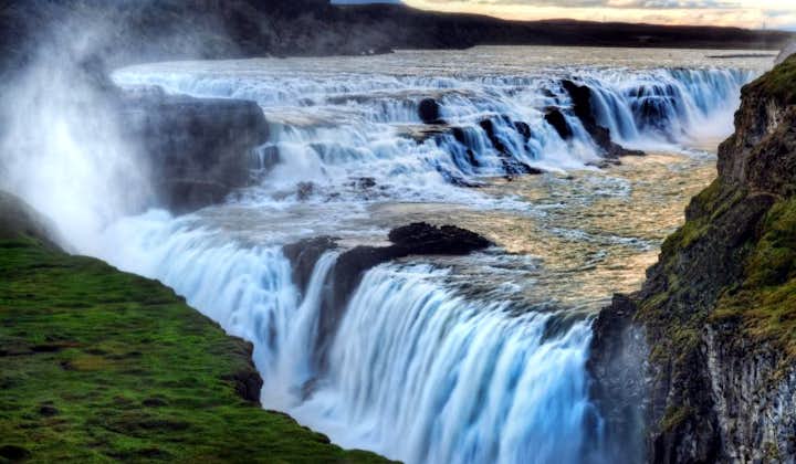 Невероятный водопад Гютльфосс на юге Исландии летним вечером
