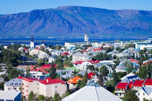 从Öskjuhlíð山顶俯瞰冰岛首都雷克雅未克的夏日景色
